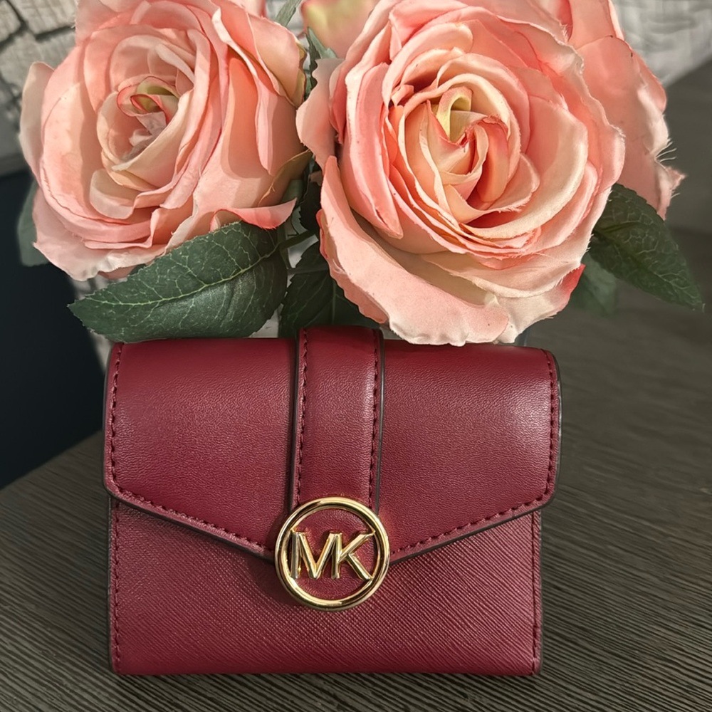 MICHAEL KORS CARMEN MEDIUM LOGO AND FAUX LEATHER WALLET